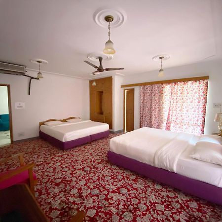 Hotel Season Palace Srīnagar Buitenkant foto