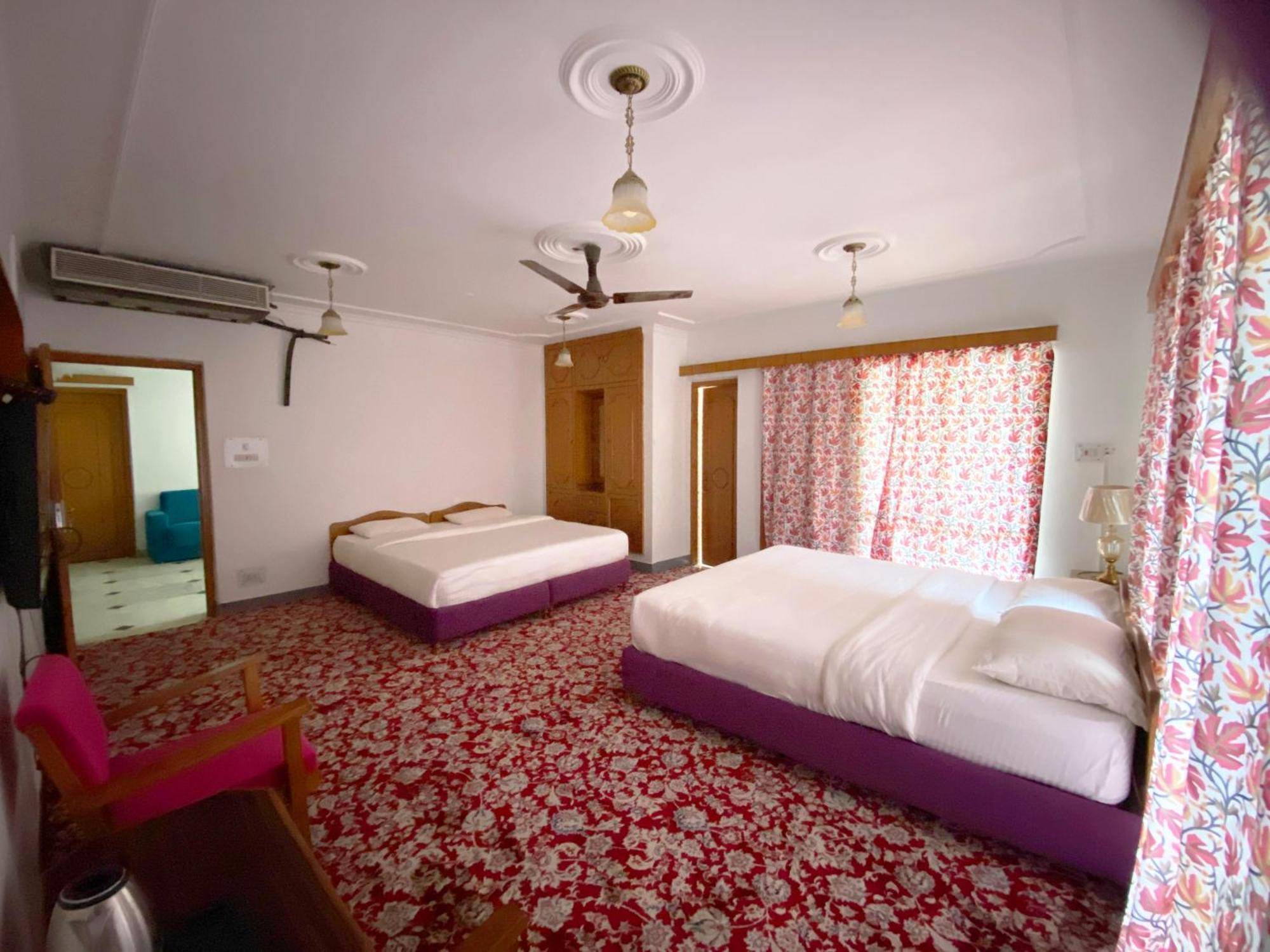Hotel Season Palace Srīnagar Buitenkant foto