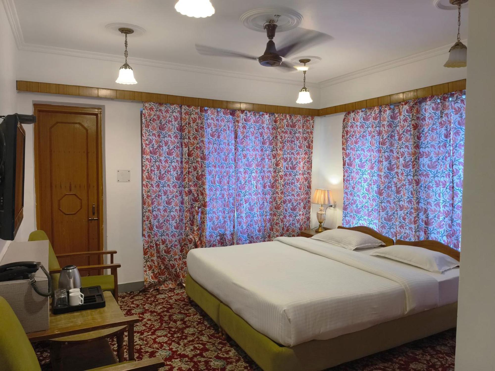 Hotel Season Palace Srīnagar Buitenkant foto