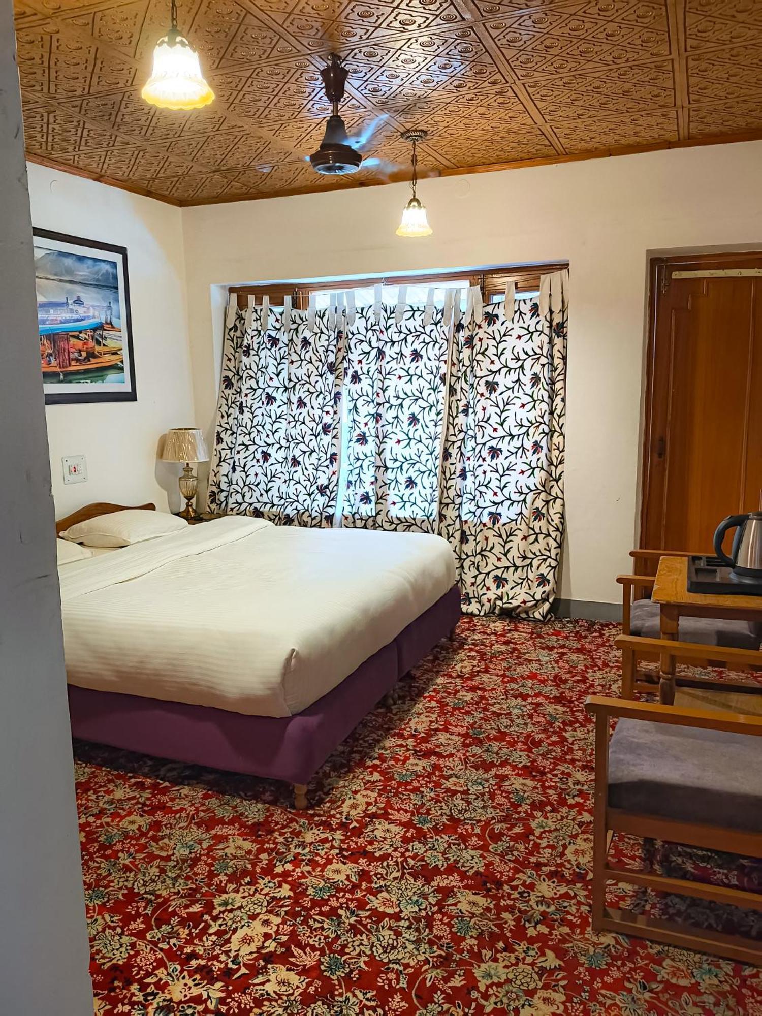 Hotel Season Palace Srīnagar Buitenkant foto